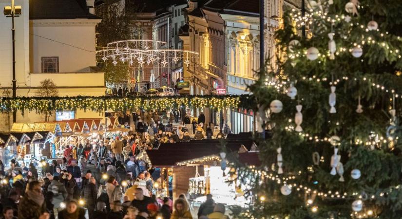 Pécs – Adventi vásár kisgyerekek fényfestéseivel