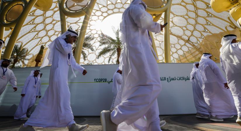 Klímacsúcs Dubajban, olajüzletekben utazó elnökkel: botrányos körülmények között indul a COP28