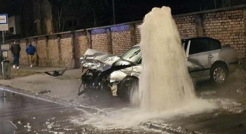Letarolta a buszmegállóban lévő tűzcsapot egy száguldozó Skoda sofőrje, nem vette észre a szabálytalan Toyotást – helyszíni fotók