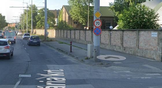 Több méter magasan tört fel a víz a Hungária körúton, miután egy autó kiütött egy tűzcsapot