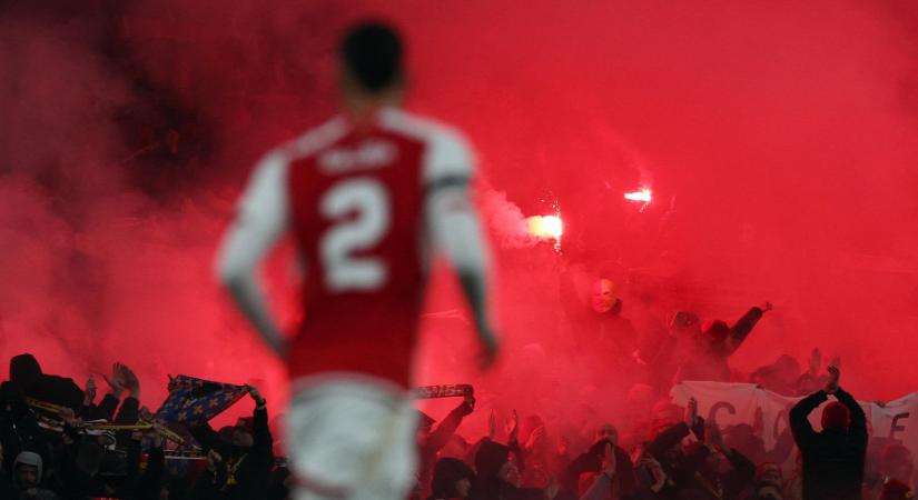 Botrány Londonban: öngyújtókkal és székekkel dobálták az Arsenal sztárjait a feldühödött francia fociszurkolók - videó