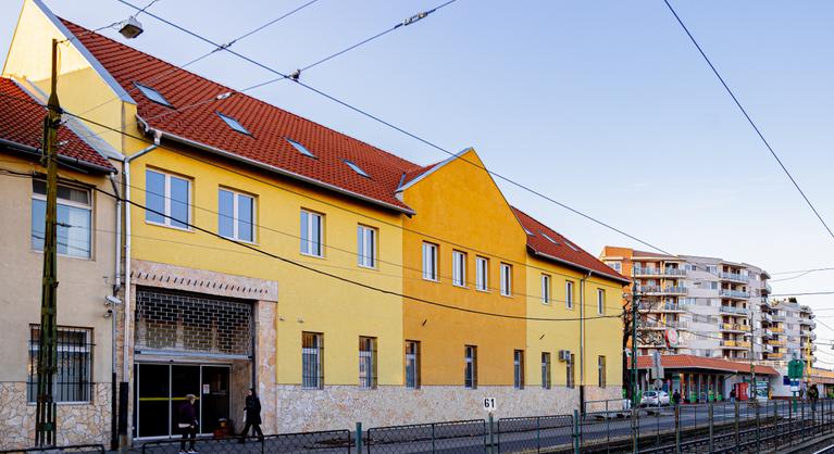 „Ne engedjenek több mint 200 diákot utcára kerülni” – még ma bezárhat Qualitas Gimnázium