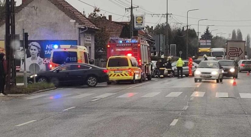 Három autó ütközött a reggeli csúcsban Fehérváron