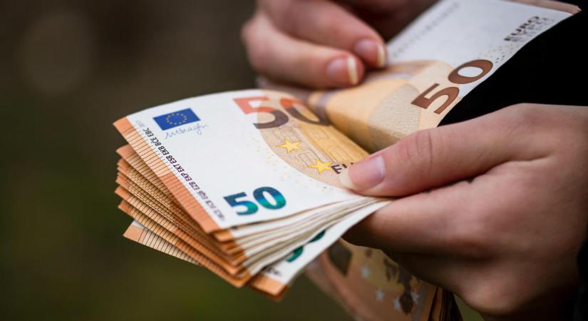 Csütörtök reggelre gyengült a forint árfolyama