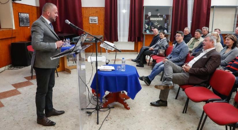 Országjáró fórum: Gyopáros Alpár a nemzeti konzultációról Jákon - fotók