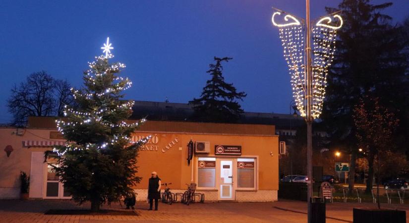 Ünnepi díszbe öltözött Celldömölk, már áll a város karácsonyfája - fotók
