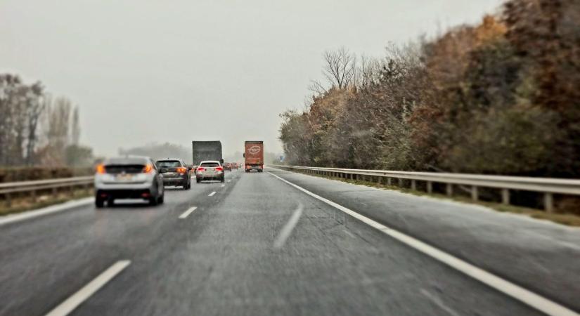 Óvatosan a gázpedállal, esik a hó a sztrádán