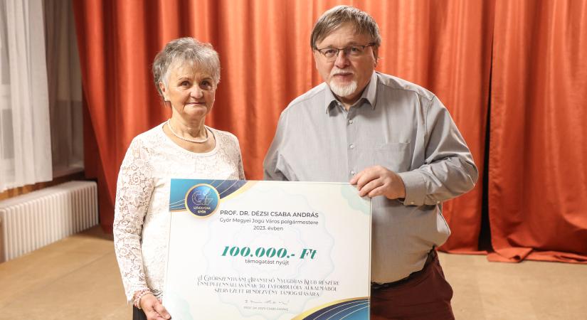 Nótadélutánon vehetett át támogatást a győrszentiváni nyugdíjas klub