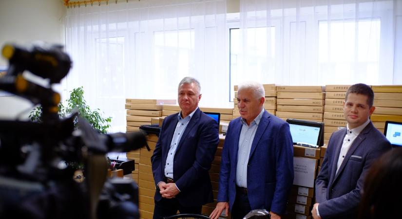 Átadták a notebookokat a kertvárosi diákoknak
