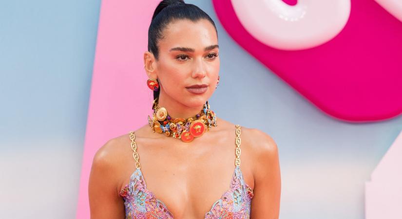 Lecsúszott a cipzár, a lába között nyílt szét Dua Lipa ruhája egy drámai pillanatban - de vajon ez véletlen lehetett?