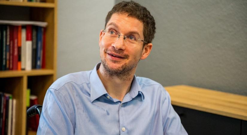 Az ALS-ben szenvedő Karsai Dániel ott lesz ma a parlamentben, amikor az eutanáziáról vitáznak