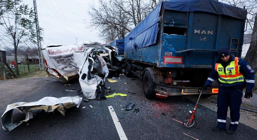 Kettészakadt a teherautóval ütköző kenyérszállító Jászszentlászlónál – galériával