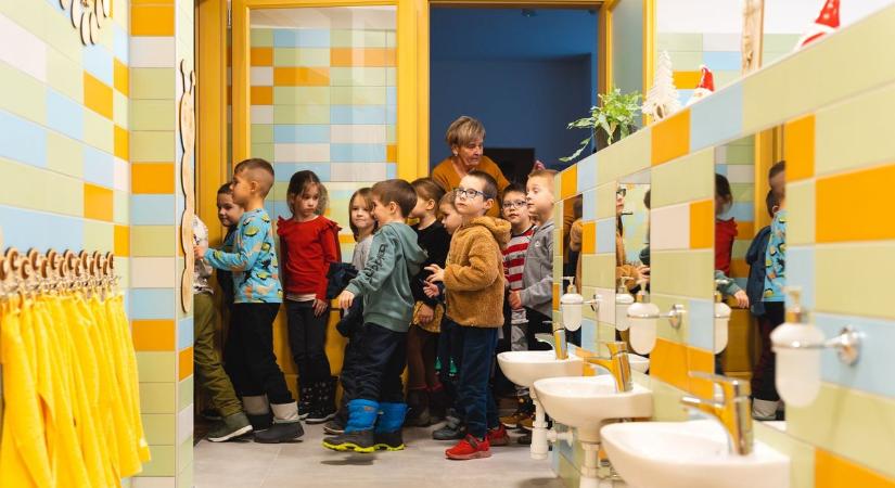 Újabb nagy lépés Etyek fejlődésében: átadták a bölcsődét