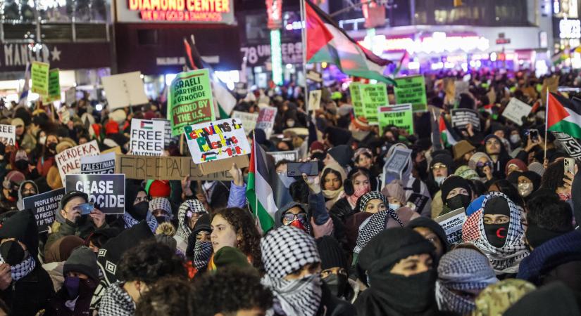 Palesztinbarát tüntetők próbálták megakadályozni a karácsonyfa-kivilágítást New York-ban