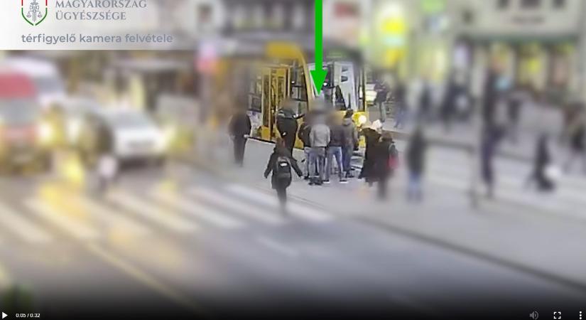 Tizenévesek vertek jegyellenőrt a Mester utcánál
