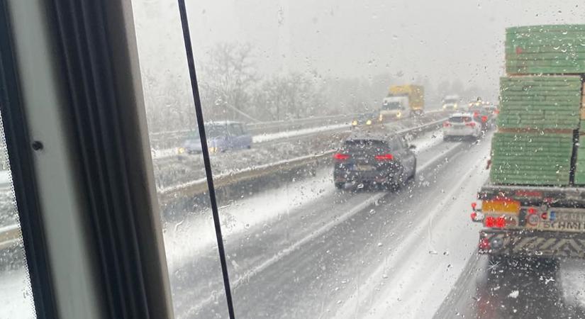 Baleset miatt torlódik a forgalom az M3-ason