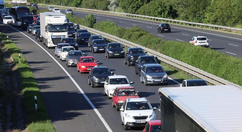 Péntektől már lehet kapni a jövő évi autópálya-matricákat, nézze meg az árakat