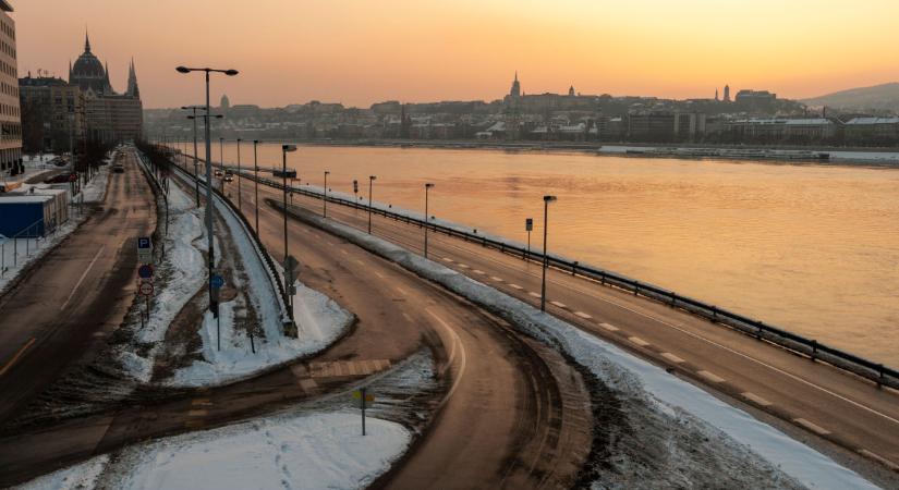 Máris elesni látszik Budapest a nagy havazástól: elkezdik elterelni a tömegközlekedést