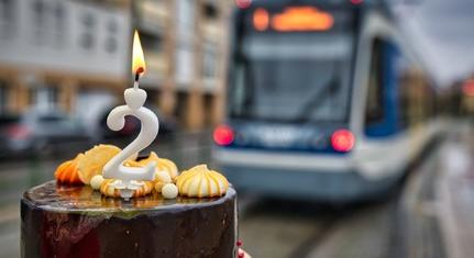 Tortát is kapott a MÁV-tól Lázár János születésnapos vasútvillamosa