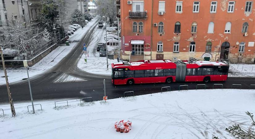 Megérkezett a havazás Budapestre: 17 buszjárat közlekedése módosult balesetek miatt, meghibásodott a biztosítóberendezés a Déli pályaudvaron