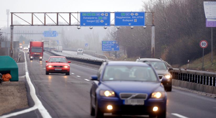 Új fizetős utak jövőre, indul a matricák eladása