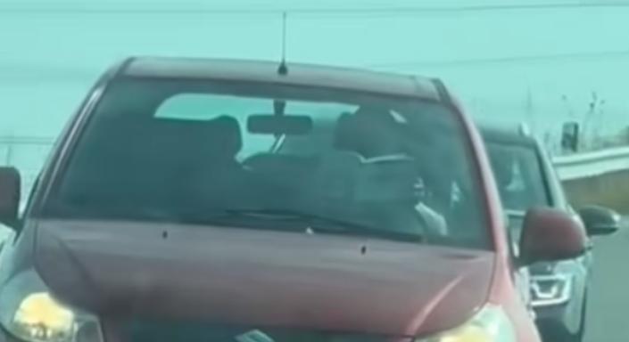 Menet közben olvasott egy suzukis Szlovéniában