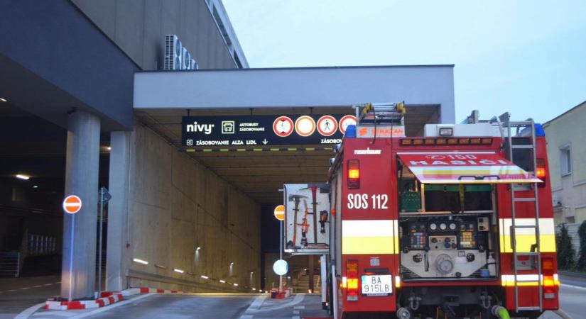 Tűz ütött ki egy pozsonyi buszpályaudvaron, evakuálták az utasokat