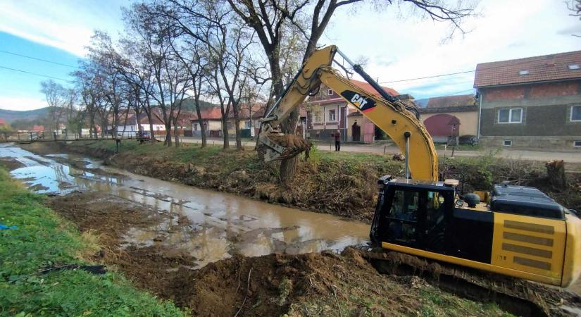 Takarítják Bereckben a patakmedert