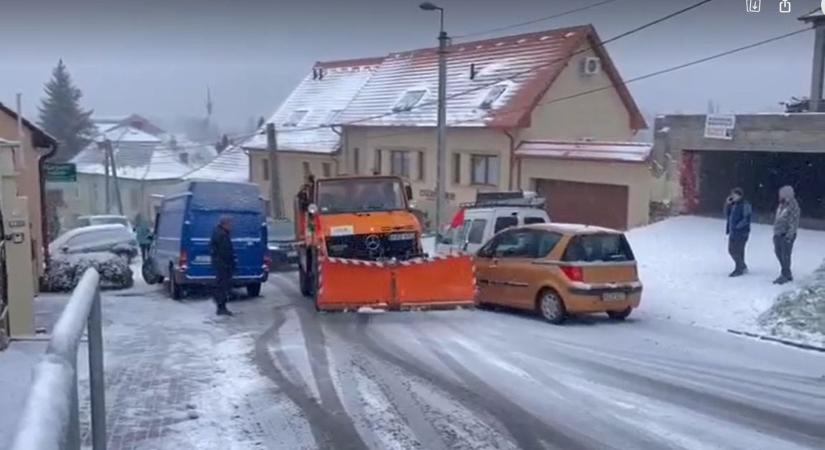 Autók törnek, nem lehet közlekedni Egerben a Mekcseyn olvasónk szerint  videó