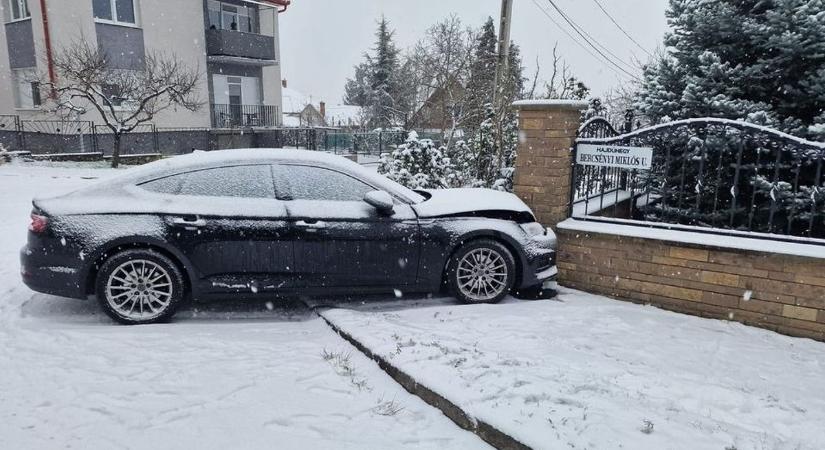 Megcsúszott a hóban, és kerítésnek hajtott egy autó Egerben  fotók