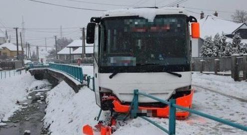 Megcsúszott egy busz a havon, majd halálra gázolt egy nőt Kővágáson