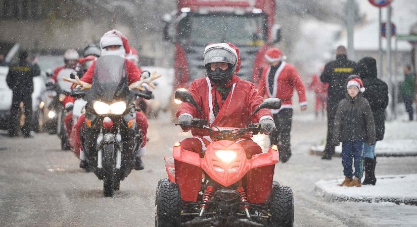 Motoros Mikulás érkezik a főtérre