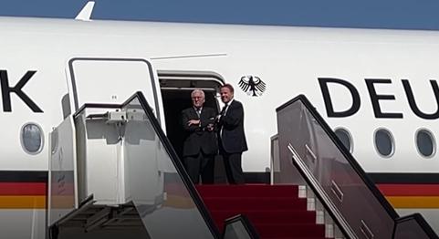 Nem fogadta senki, fél órát várakozott a dohai repülőtéren a német elnök – videó