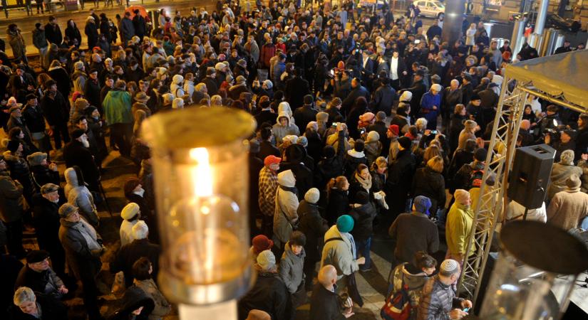 Háború idején is meggyúlnak a hanukai gyertyalángok városaink közterein