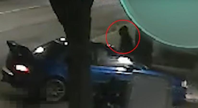 Minősített emberöléssel vádolják a kocsijába kapaszkodó tulajt elgázoló videón lévő tolvajt