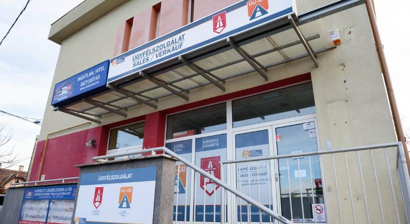 Péntektől kaphatók a 2024-es pályamatricák