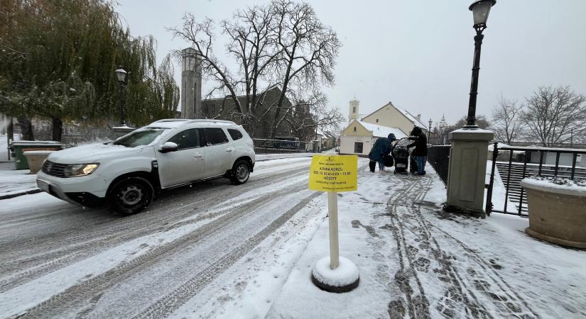 Vészhelyzet Szentendrén! Ónos eső váltja fel a havazást, nehéz időben észlelni a lefagyott útszakaszokat!