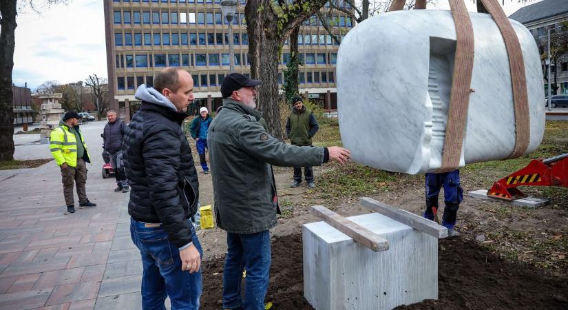 Szobrot avattak Szekszárdon Lányi Péter emlékére