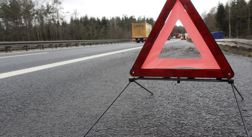 Szalagkorlátnak ütközött egy autó az M35-ösön