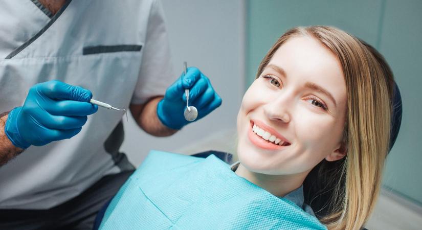 Hogyan előzhetjük meg a fogínysorvadást – és mit tegyünk, ha már baj van?
