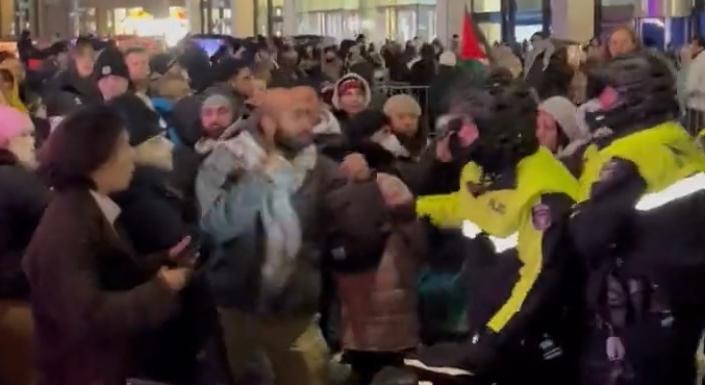 Palesztinbarát csőcselék akarta szabotálni a New York-i karácsonyfa-kivilágítást