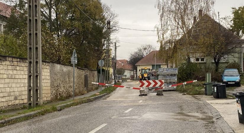Még két hétig lezárva marad a tatai Fazekas és Kálvária utca kereszteződése