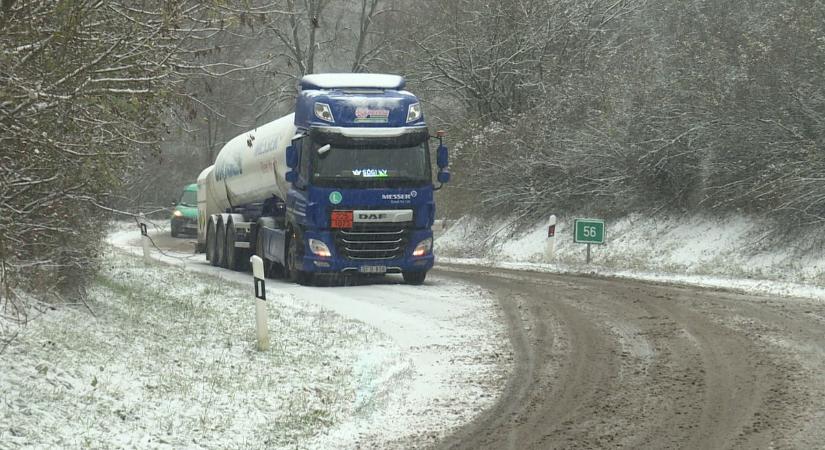 Egerbakta felé kamionok akadtak el a havas utakon