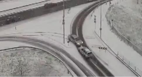 Műlesiklás kocsival az Árpád hídon, az utasok állítják pályára a 80-as trolit – videókon egy havas nap kihívásai