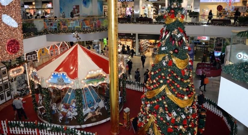 Olcsó karácsonyfával próbálkozik az Auchan, újabb kiárusítás az Aldiban