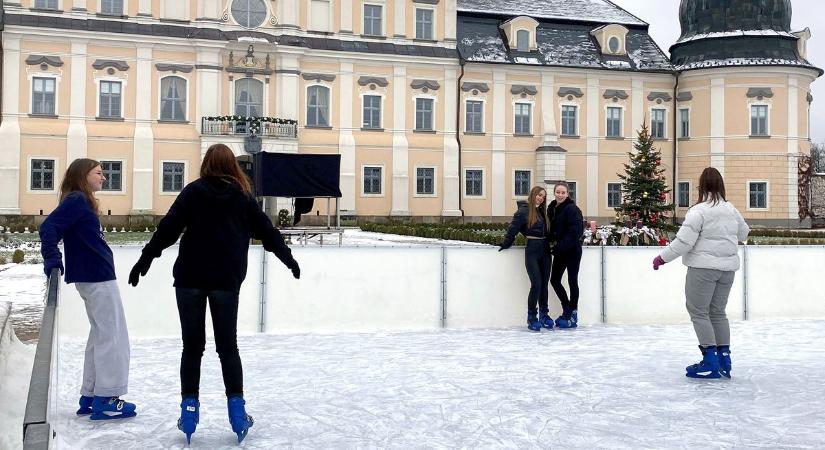 Továbbra is ingyenes a jégpálya az edelényi kastélyszigeten (fotókkal)