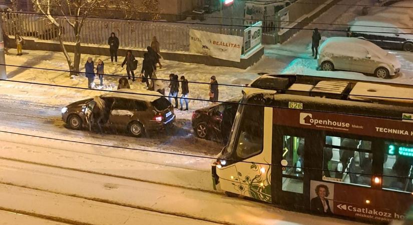 Villamost és autót talált el a figyelmetlen autós Miskolcon