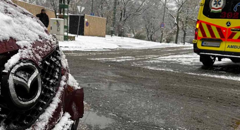 Mentőautónak csúszott egy autós. Nyári gumi volt rajta