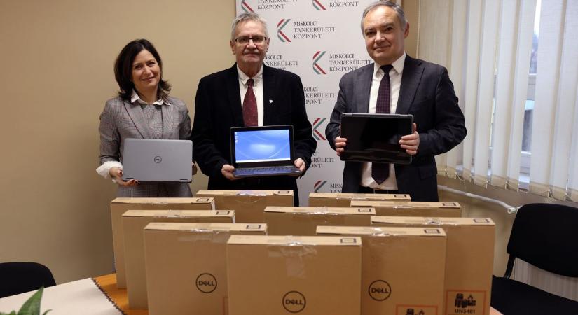 Kétszáz diák kapott laptopot a Földesben