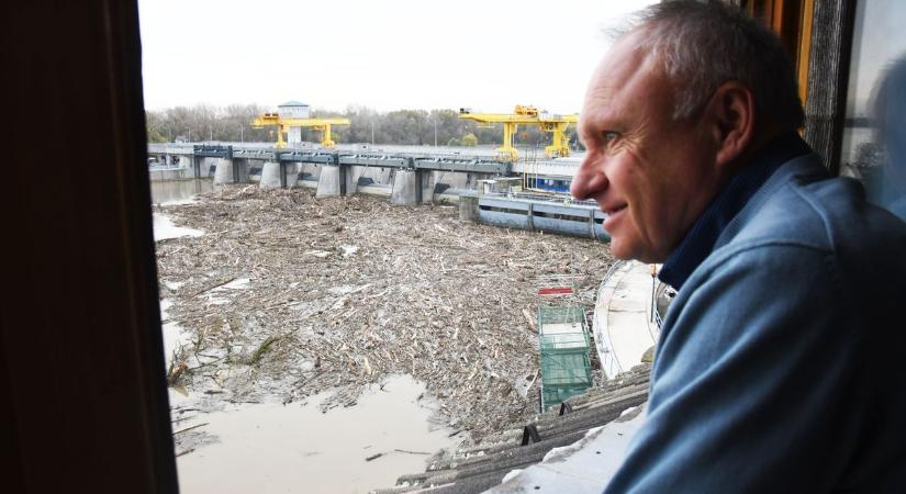 A kiskörei vízlépcső fogta meg a rengeteg törmeléket